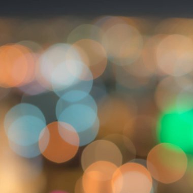 Bulanık soyut arka plan. Şehir merkezinde gece hayatı. Mum ışıkları bokeh. 
