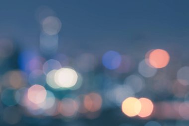 Bulanık soyut arka plan. Şehir merkezinde gece hayatı. Mum ışıkları bokeh. 
