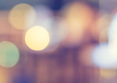 Bulanık arka plan gecesi şehir hayatı mum ışıkları havalı, pembe, mavi, yeşil, tatlı renkle boyanır. 