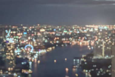 Şehir gece ışıklarının arka plan bulanık çatısı ılık altın sarısı renk tonuyla boyanır.