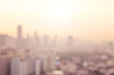 Şehir merkezindeki şehir merkezi binaların ve şehir merkezinin bulanık arkaplanı. Bulanık ufuk çizgisi sabah güneşiyle aydınlanıyor. 