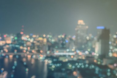 Şehir manzarası manzarası manzaralı çatı manzarası peyzaj gece lambaları klasik tonda sallanıyor. 