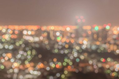 Bulanık soyut arkaplan, gece vakti Bangkok şehir manzarasının karanlık, eski, manzaralı çatı manzaralı aydınlatma ışığıyla aydınlanıyor. 