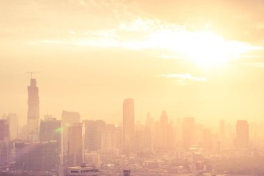 Sabah ışığının bulanık arkaplanı Bokeh ve güneş Bangkok 'ta gece hayatı parlıyor.