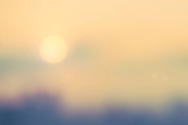 Bangkok şehir merkezindeki parlak altın sarısı ışığın bulanık arkaplanı. Güneş parlıyor ve sıcak renklerde bokeh. 