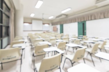 Bulanık sınıf eğitimi geçmişi boş okul sınıfı konferans odası iç görünümü hiçbir öğretmen ya da öğrenci olmadan