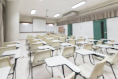 Bulanık sınıf eğitimi geçmişi boş okul sınıfı konferans odası iç görünümü hiçbir öğretmen ya da öğrenci olmadan