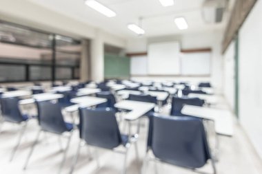 Bulanık sınıf eğitimi geçmişi boş okul sınıfı konferans odası iç görünümü hiçbir öğretmen ya da öğrenci olmadan