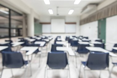 Bulanık sınıf eğitimi geçmişi boş okul sınıfı konferans odası iç görünümü hiçbir öğretmen ya da öğrenci olmadan