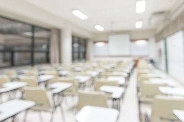 Bulanık sınıf eğitimi geçmişi boş okul sınıfı konferans odası iç görünümü hiçbir öğretmen ya da öğrenci olmadan
