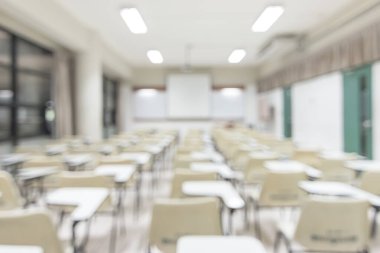 Bulanık sınıf eğitimi geçmişi boş okul sınıfı konferans odası iç görünümü hiçbir öğretmen ya da öğrenci olmadan