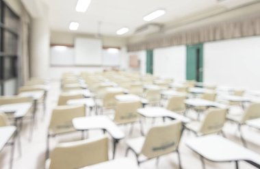 Bulanık sınıf eğitimi geçmişi boş okul sınıfı konferans odası iç görünümü hiçbir öğretmen ya da öğrenci olmadan