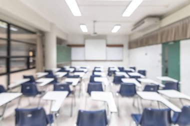 Bulanık sınıf eğitimi geçmişi boş okul sınıfı konferans odası iç görünümü hiçbir öğretmen ya da öğrenci olmadan
