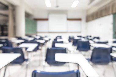 Bulanık sınıf eğitimi geçmişi boş okul sınıfı konferans odası iç görünümü hiçbir öğretmen ya da öğrenci olmadan