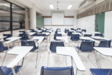 Bulanık sınıf eğitimi geçmişi boş okul sınıfı konferans odası iç görünümü hiçbir öğretmen ya da öğrenci olmadan