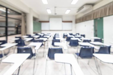 Bulanık sınıf eğitimi geçmişi boş okul sınıfı konferans odası iç görünümü hiçbir öğretmen ya da öğrenci olmadan