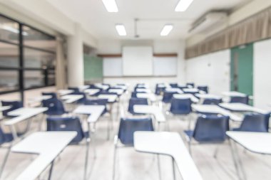 Bulanık sınıf eğitimi geçmişi boş okul sınıfı konferans odası iç görünümü hiçbir öğretmen ya da öğrenci olmadan
