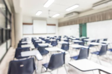 Bulanık sınıf eğitimi geçmişi boş okul sınıfı konferans odası iç görünümü hiçbir öğretmen ya da öğrenci olmadan