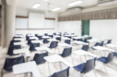 Bulanık sınıf eğitimi geçmişi boş okul sınıfı konferans odası iç görünümü hiçbir öğretmen ya da öğrenci olmadan