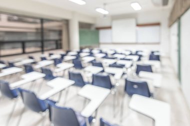 Bulanık sınıf eğitimi geçmişi boş okul sınıfı konferans odası iç görünümü hiçbir öğretmen ya da öğrenci olmadan
