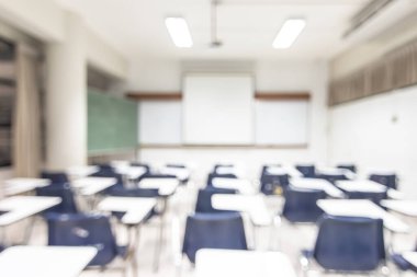Bulanık sınıf eğitimi geçmişi boş okul sınıfı konferans odası iç görünümü hiçbir öğretmen ya da öğrenci olmadan