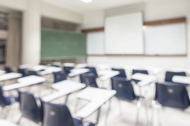 Bulanık sınıf eğitimi geçmişi boş okul sınıfı konferans odası iç görünümü hiçbir öğretmen ya da öğrenci olmadan