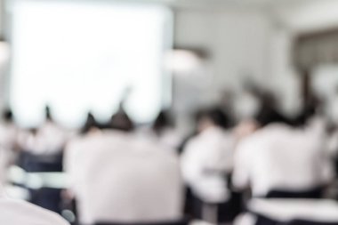 Görüntü okulunun arka planı. Üniversite öğrencileri sınav sorularına cevap yazıyorlar.