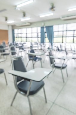 Bulanık sınıf eğitimi geçmişi boş okul sınıfı konferans odası iç görünümü hiçbir öğretmen ya da öğrenci olmadan