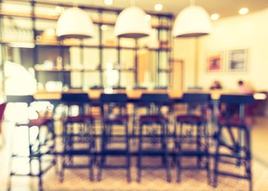 Görüntü soyut görünümü boş çalışma masası ve ortak çalışma alanı veya kahve dükkanında grup toplantısı için sandalye