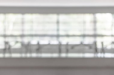 Görüntü ofisinin arka planı. Boş koridor koridoru. Cam duvarlı beyaz oda ve aydınlık bokeh.