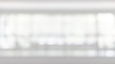 Görüntü ofisinin arka planı. Boş koridor koridoru. Cam duvarlı beyaz oda ve aydınlık bokeh.