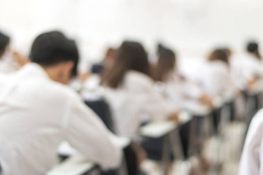 Görüntü okulu arkaplan üniversite öğrencileri sınav sorularına cevap yazıyorlar.