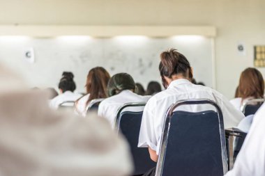 Görüntü okulu arkaplan üniversite öğrencileri sınav sorularına cevap yazıyorlar.