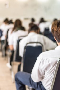 Görüntü okulu arkaplan üniversite öğrencileri sınav sorularına cevap yazıyorlar.