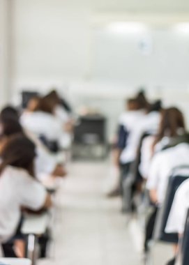 Görüntü okulu arkaplan üniversite öğrencileri sınav sorularına cevap yazıyorlar.