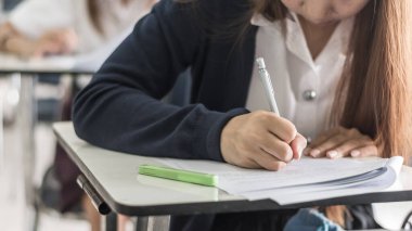 Görüntü okulu arkaplan üniversite öğrencileri sınav sorularına cevap yazıyorlar.