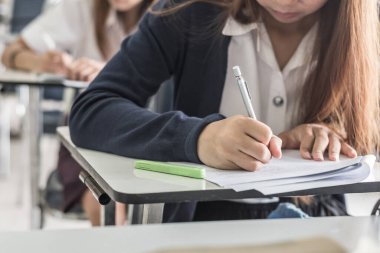 Görüntü okulu arkaplan üniversite öğrencileri sınav sorularına cevap yazıyorlar.