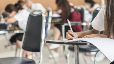 Görüntü okulu arkaplan üniversite öğrencileri sınav sorularına cevap yazıyorlar.