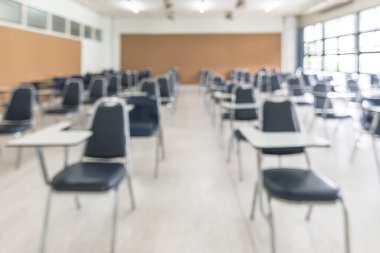 Bulanık sınıf eğitimi geçmişi boş okul sınıfı ders odası iç görünümü, öğretmen ya da öğrenci yok