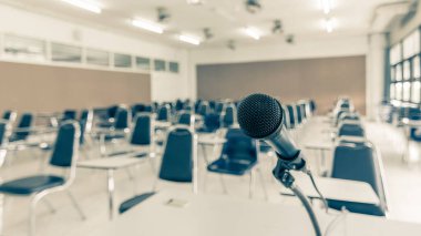 Bulanık sınıf eğitimi geçmişi boş okul sınıfı ders odası iç görünümü, öğretmen ya da öğrenci yok