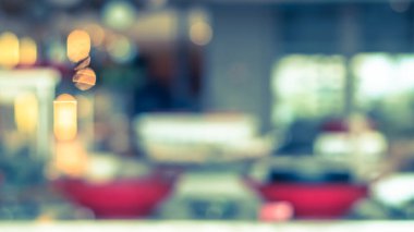 Lüks otel restoranının arka planında açık mutfak bulanıklığı açık büfe yemek servisi için bulanık yemek tezgahında aşçılığı gösteriyor.