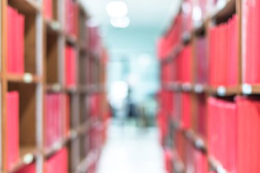 Eğitim geçmişi için kitap rafları bulunan bulanık okul kütüphanesi veya çalışma odası