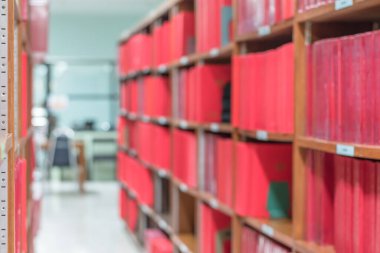 Eğitim geçmişi için kitap rafları bulunan bulanık okul kütüphanesi veya çalışma odası