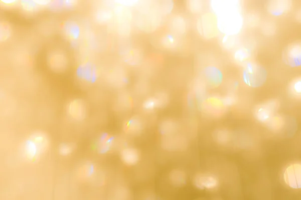 假日派对水晶球吊灯反射闪光的模糊黄金色波克背景 — 图库照片