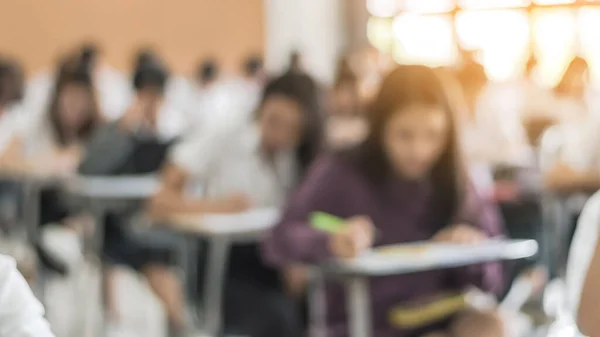 Rozmazat Vzdělání Pozadí Škola Nebo Vysokoškolští Studenti Dělat Zkoušky Třídě — Stock fotografie