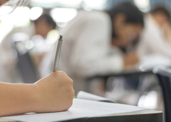 Rozmazat Školní Pozadí Vysokoškolští Studenti Psaní Odpověď Dělat Zkoušky Třídě — Stock fotografie