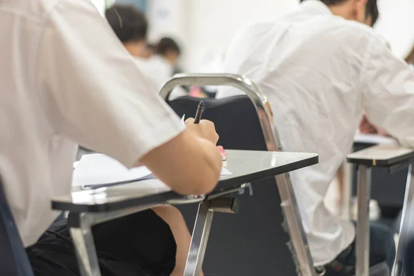 Rozmazat Školní Pozadí Vysokoškolští Studenti Psaní Odpověď Dělat Zkoušky Třídě — Stock fotografie