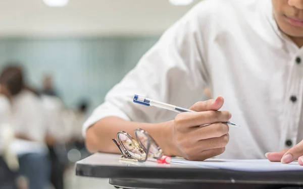 Blur Escola Fundo Estudantes Universitários Escrevendo Resposta Fazendo Exame Sala — Fotografia de Stock
