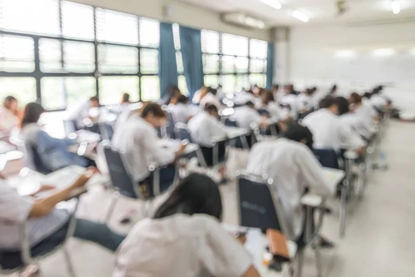 Blur Escola Fundo Estudantes Universitários Escrevendo Resposta Fazendo Exame Sala — Fotografia de Stock