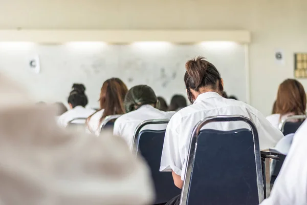 Sfocatura Scuola Sfondo Studenti Universitari Scrittura Risposta Facendo Esame Aula — Foto Stock